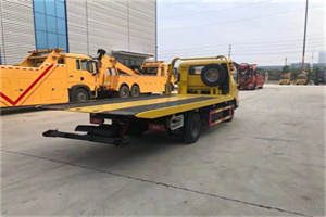 卢龙非事故拖车