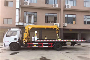 卢龙附近汽车轮胎更换